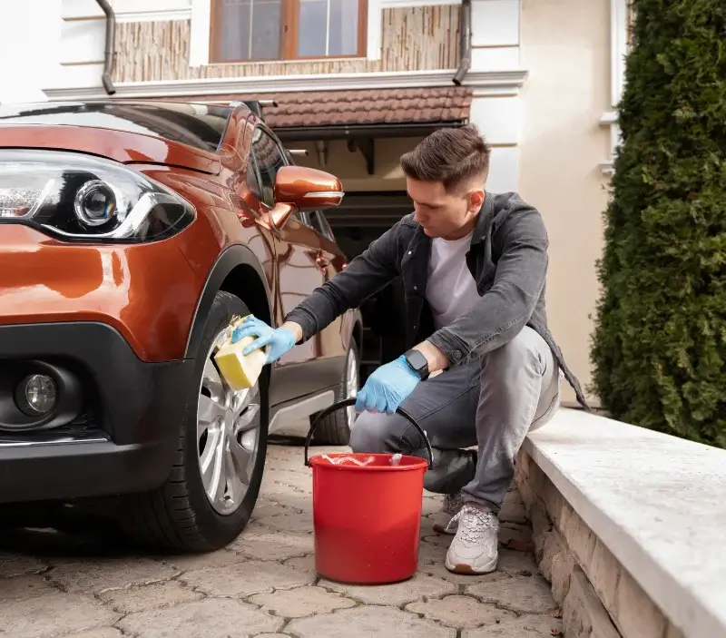 Lavage auto à domicile Torcé-en-Vallée : professionnel intervenant sur un véhicule